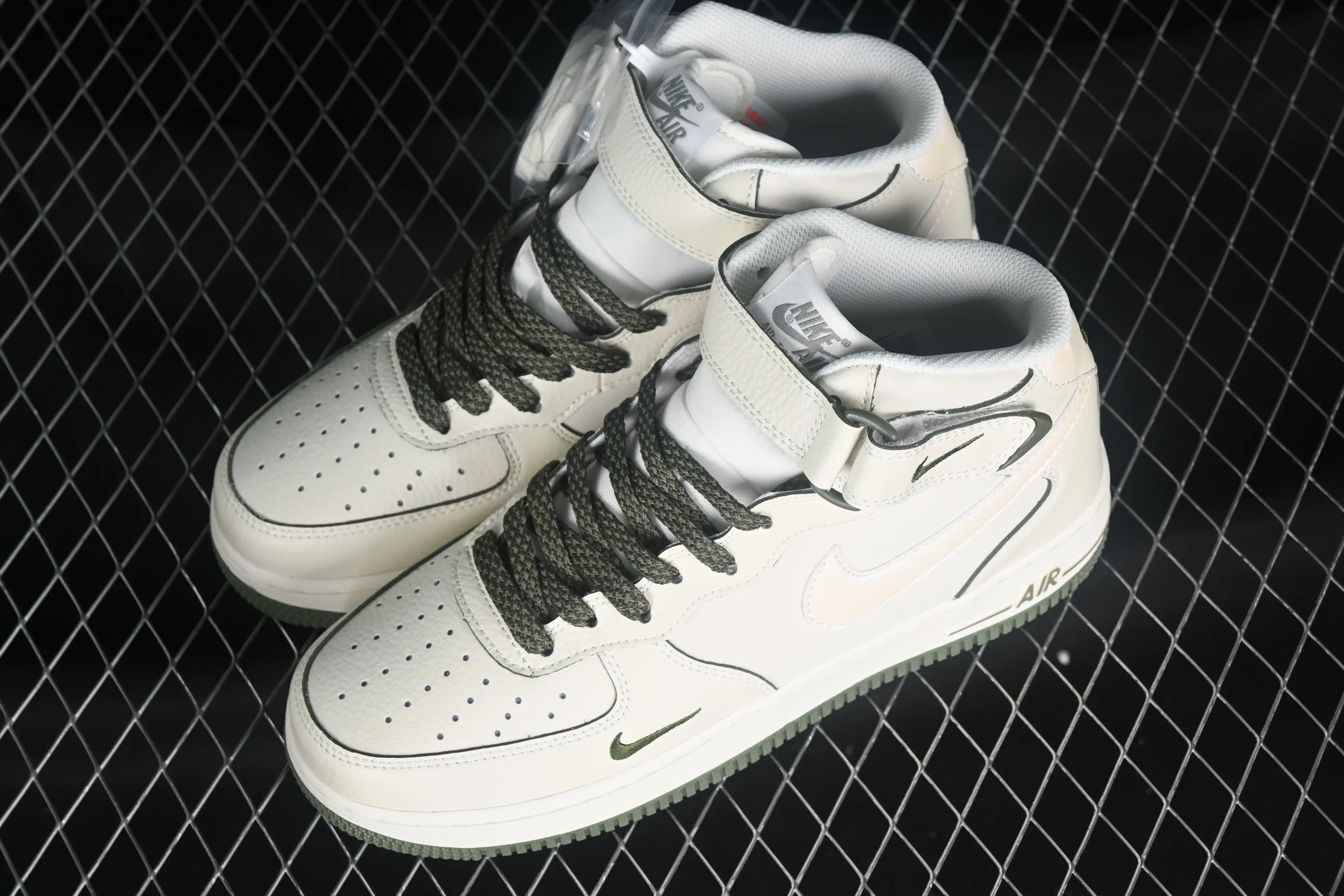 All categories Nk Air Force 1 Air Force series Nk Air Force 1 Mid Air Force mid-top Nk Air Force 1'07 Mid green pearlescent small hook Air Force One mid-top casual sneakers SG2356-805